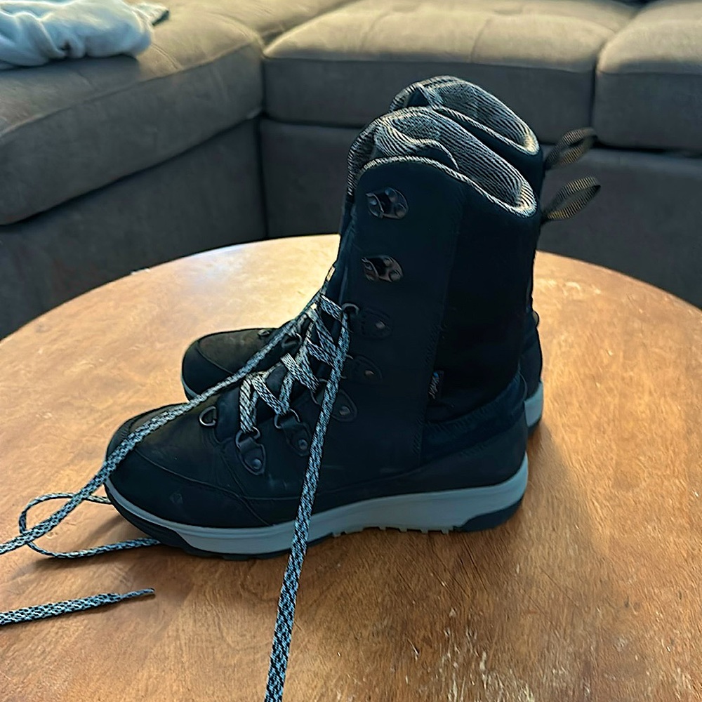 Vasque Snow Boots like new condition